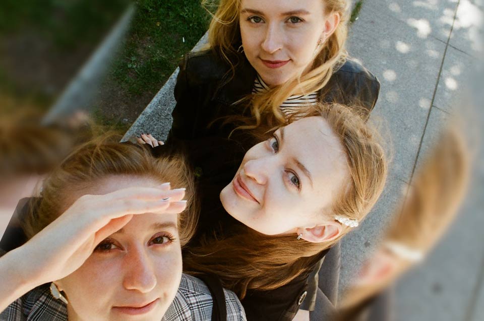  A photo of three beautiful foreign ladies.